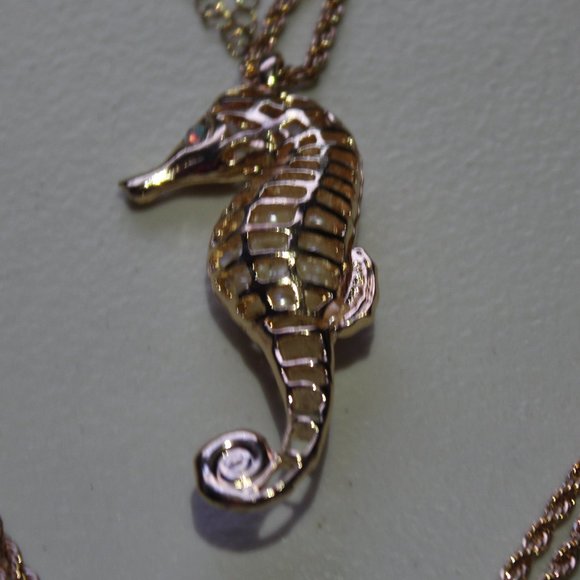 NWOT Beautiful sea horse necklace with white beads inside. - Picture 8 of 8